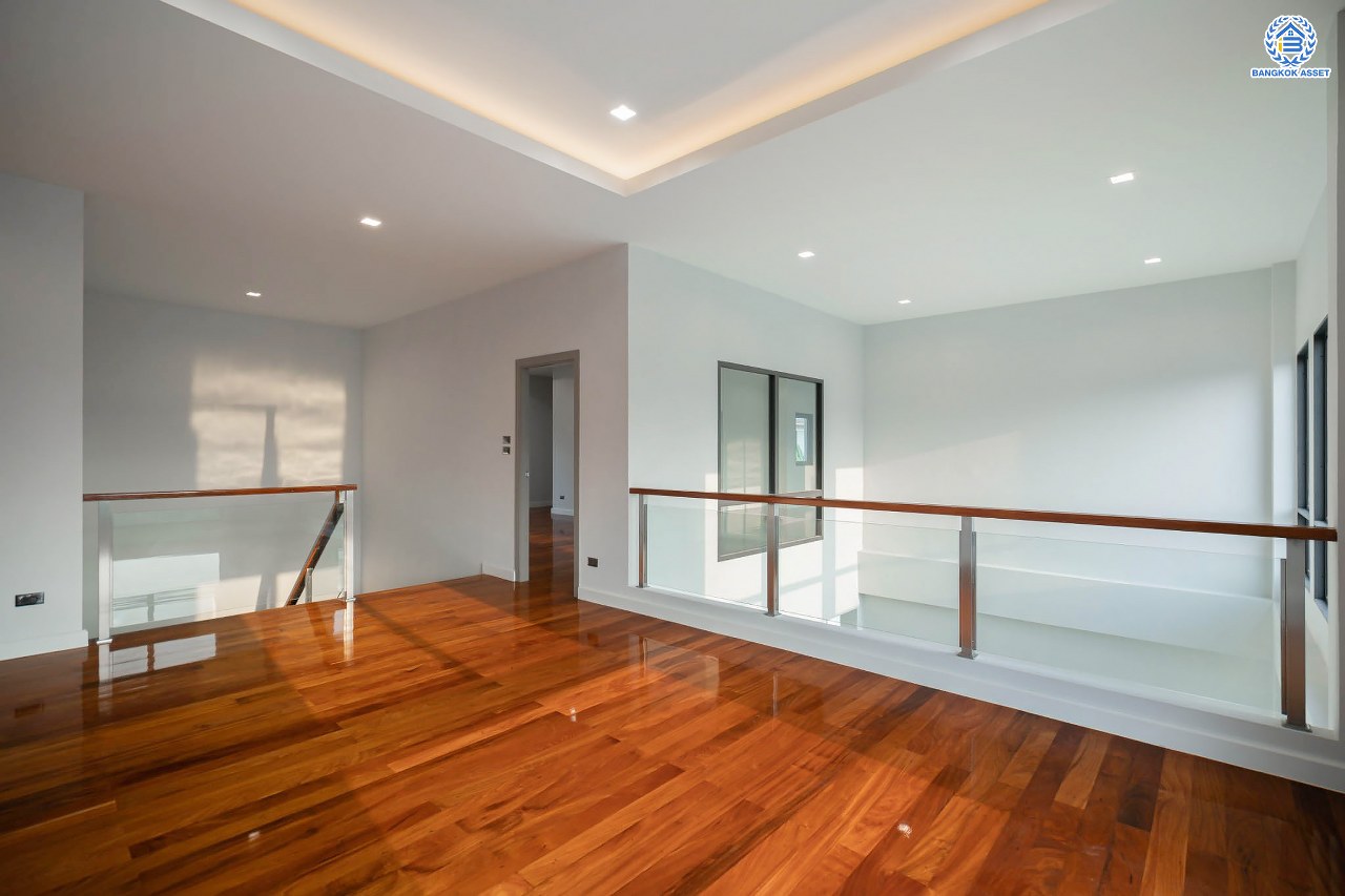 บ้านมือสองตกแต่งใหม่ โครงการ กฤษดานคร20 ปิ่นเกล้า-บรมราชชนนี บ้านหลังมุม ติดทะเลสาบ บนเนื้อที่กว้างมากถึง 238 ตร.ว. ตกแต่งด้วยวัสดุเกรดพรีเมี่ยม ฟังก์ชัน 5 ห้องนอน 6 ห้องน้ำ 1 ห้องอเนกประสงค์ 4 ที่จอดรถ พร้อมทั้งเปลี่ยนระบบไฟฟ้า สุขาภิบาล ทำเลศักยภาพ ติดถนนบรมราชชนนี ใกล้มหาวิทยาลัยมหิดล และเพียง 10 นาทีถึงเซ็นทรัล ปิ่นเกล้า